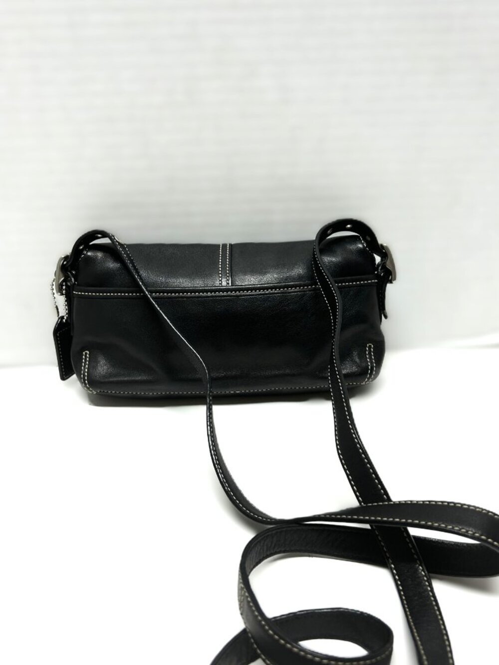 small black leather COACH Vintage crossbody - Picture 4 of 10